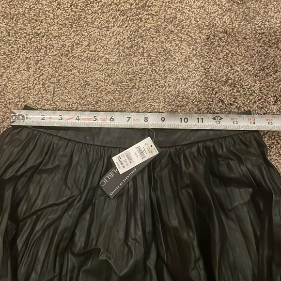 Banana Republic Leather-like Pleated Skirt. - Picture 6 of 6